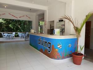 波尔多·格尼拉Jalyn's Resort Sabang的一间有潜水台的餐厅,里面种有盆栽植物