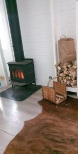 赖特维克Stormyrens semesterboende Villa 2的木柴炉,房间装有木柴篮
