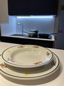 摩德纳迪-坎皮格里奥Appartamento del rosengarten的厨房的台面上盘子