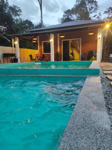 铅Chalet Kampung Yan (OFFICIAL)的房屋前的游泳池