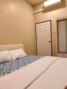 铅Chalet Kampung Yan (OFFICIAL)的卧室配有床和白色门