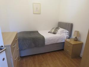 巴里Beautiful 3-Bed Cottage in Llancarfan Nr Cardiff的一间小卧室,配有床和床头柜