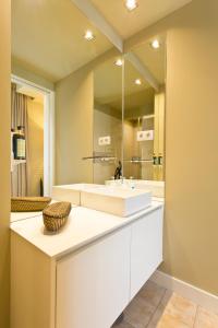 波尔图RVA - 波尔图中心公寓酒店的一间带水槽和大镜子的浴室