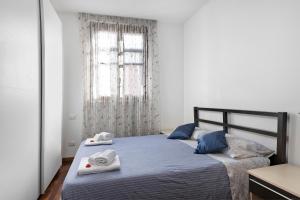 曼托瓦La Villa的一间卧室配有带毛巾的床