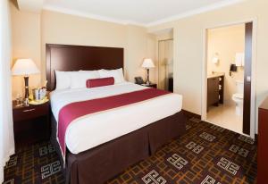 迈阿密Miccosukee Casino & Resort的酒店客房设有一张大床和一间浴室。