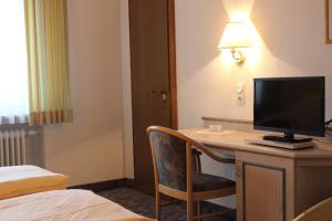 阿勒斯贝格斯荷夫酒店的酒店客房设有一张书桌和一台电脑