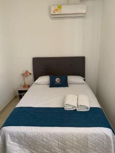 蒙特里亚CIC Apartamento amoblado Mirador del Sinú的一间卧室配有一张床,上面有两条毛巾