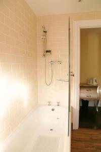 伦敦德里8号联排别墅住宿加早餐旅馆的带淋浴和盥洗盆的浴室