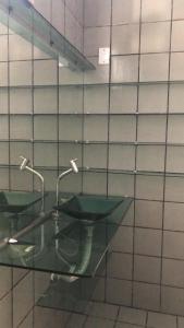 萨尔瓦多Quartos no centro de Salvador的浴室设有瓷砖墙,配有两个水槽