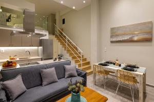 埃尔莫波利斯Grammata Suites的带沙发的客厅和厨房