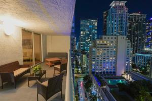 迈阿密City & Sea View+FREE Parking Modern Condo的阳台,晚上可欣赏到城市景观