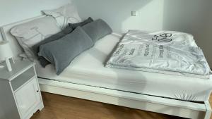 纽伦堡Leben wie Zuhause in Nürnberg - Live in A37的一张带白色床单和枕头的床