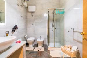 那不勒斯Museo Filangieri Apartment-Suite的带淋浴、卫生间和盥洗盆的浴室