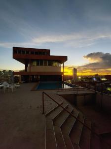 马瑙斯泰姬陵酒店 的日落前带游泳池的建筑