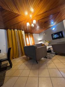 杜阿拉AU COEUR DE BONAMOUSSADI-WIFI-PARKING-GARDIENS-24H的带沙发和电视的客厅