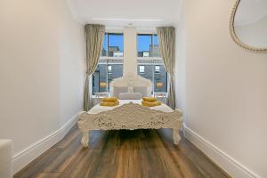 阿伯丁Market Street Apartments ✪ Grampian Lettings Ltd的配有大窗户的客房内的白色床