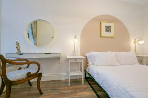 阿伯丁Market Street Apartments ✪ Grampian Lettings Ltd的一间卧室配有一张床、一把椅子和镜子