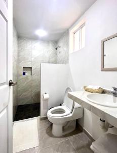 阿卡普尔科Residencial Gran Palma的白色的浴室设有卫生间和水槽。
