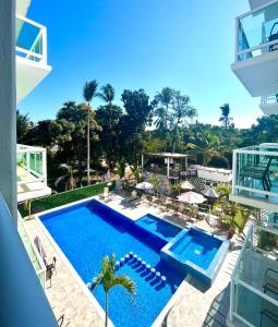 阿卡普尔科Residencial Gran Palma的享有度假村游泳池的空中景致