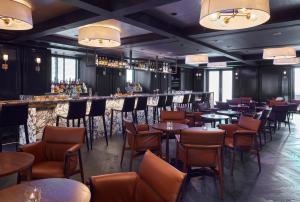 纽约The Prince Kitano New York的一间带桌椅的餐厅和一间酒吧