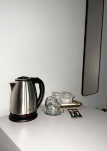 克利默内什蒂Astra Hotel的茶壶和桌子上的玻璃盘子