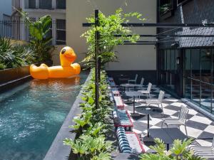 波尔图The Editory Boulevard Aliados Hotel - Preferred Hotels的水中有一个大型橡皮鸭的游泳池