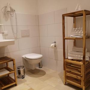 迪森阿姆阿梅尔塞Ferienwohnung Gutshof in Seenähe的白色的浴室设有卫生间和水槽。
