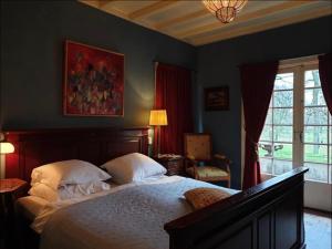 迪温特Deventer Heritage en Boutique B&B museumhuis Huize "De Worp"的一间卧室设有一张大床和一个窗户。