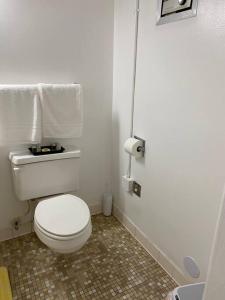 加兹登Charming Micro studio in Gadsden, AL的设有一间浴室,配有白色的卫生间和瓷砖地板