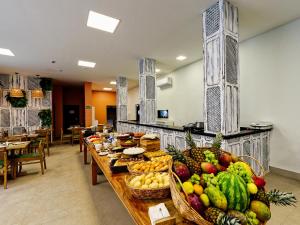瓜拉派瑞Gaeta Hotel的长桌,长桌里满是水果和蔬菜