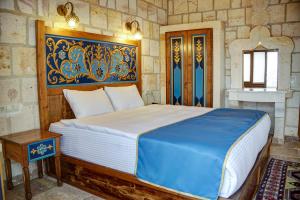 内夫谢希尔Cappadocia Sweet Cave Hotel的一间卧室,卧室内配有一张大床