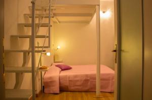 卡利亚里Appartamento Lilla dei Buoni e Cattivi的一间卧室配有一张双层床和梯子