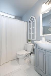 维多利亚The Royal Bay Getaway的白色的浴室设有卫生间和水槽。