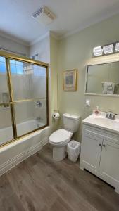 夸利库姆海滩布埃纳文图拉海滨的浴室配有卫生间、盥洗盆和淋浴。