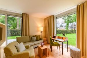 慕尼黑Parkhotel Rothof的客厅配有沙发和桌子