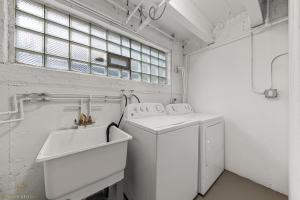 芝加哥Northside FAMLYNEST Lincoln Sq 4BR 2BA 2P Rare find的白色洗衣房配有洗衣机和水槽
