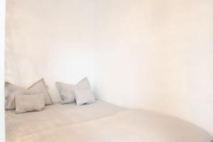 蒂米什瓦拉Alternativ 1 Residence的白色卧室,床上配有白色枕头