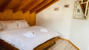 劳特布龙嫩Ferienwohnung Talhaus的一间卧室配有一张床,上面有两条毛巾