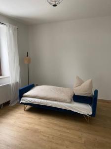 温特贝格Ferienhaus Regenstein的一张位于带蓝色椅子的房间的床