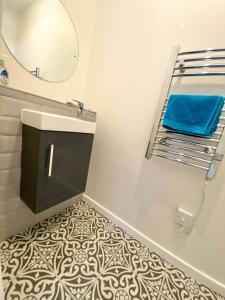 大德里菲尔德Bijou Abode- Driffield - free private parking and secure cabin的一间带水槽和镜子的浴室