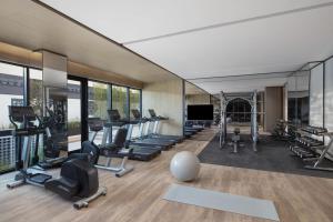 苏州苏州万豪AC酒店的健身房设有跑步机和健身器材