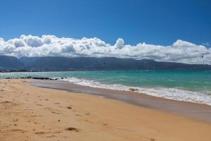 怀卢库Unit 17 Maui Ohana Modern Studio的海滩,以海洋和山脉为背景
