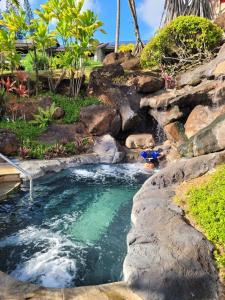 普林斯维尔Hanalei Bay Resort BaliHi的后院的瀑布游泳池