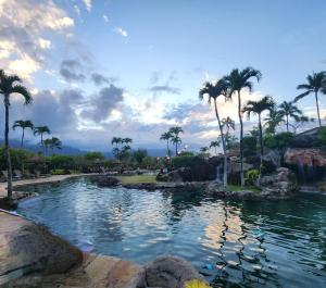 普林斯维尔Hanalei Bay Resort BaliHi的度假村内棕榈树游泳池