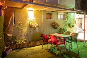 迈季代勒舍姆斯Dove Suites的庭院配有桌椅和植物