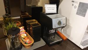 新山Aurura PremiumStay Exclusive Home的厨房柜台配有咖啡壶和咖啡壶