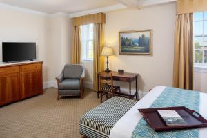 伯里亚布恩历史酒馆酒店的酒店客房配有一张床、一张书桌和一台电视。