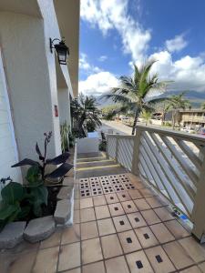 怀卢库Unit 18 Maui Ohana Modern Studio的享有海滩景色的建筑阳台