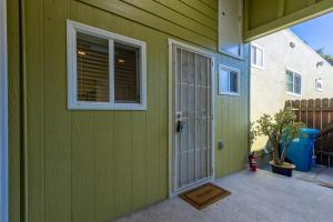 圣马特奥市@ Marbella Lane - Adorable and Quiet Studio的绿色的房子,有门和窗户