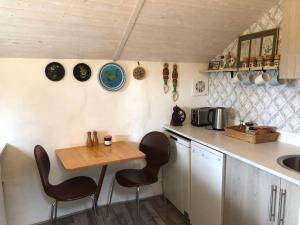 比迪福德Cosy cottage near Hartland Village的厨房配有桌椅和水槽。